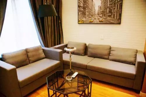 使家具达到至高的舒适度（如 酒店内的床、沙发、座椅等）