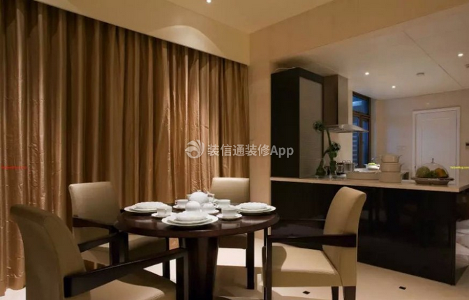 我们致力于将奢华“内嵌”：采用隐藏式的无缝抽屉系统、实现超静音的开合；在皮革接缝处使用内缝线工艺