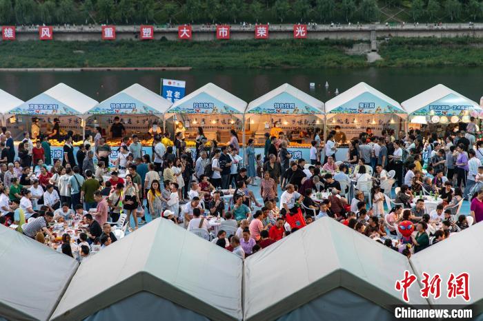 川渝陕龙舟邀请赛达州开赛 传统与现代交融