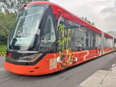 智轨列车直通大运会主场馆 成都街头试运行载客