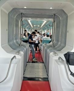 智轨列车直通大运会主场馆 成都街头试运行载客