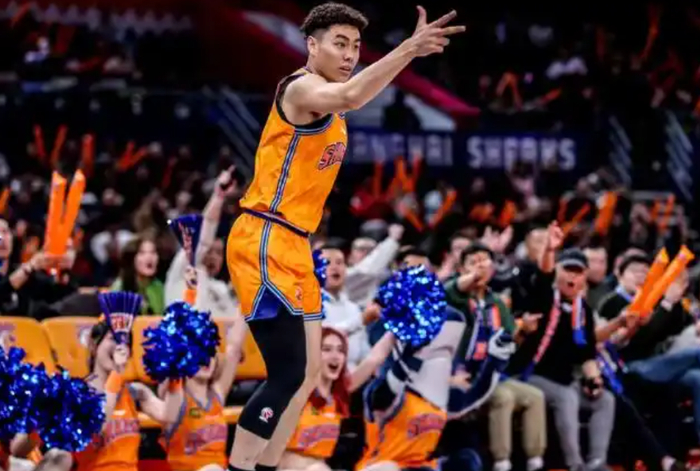 李添荣复出爆发砍21分，上海男篮力克山东登顶榜