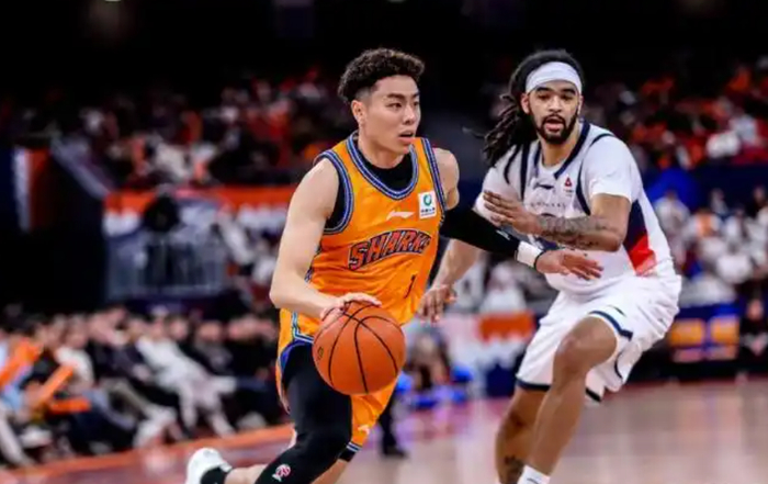 李添荣复出爆发砍21分，上海男篮力克山东登顶榜