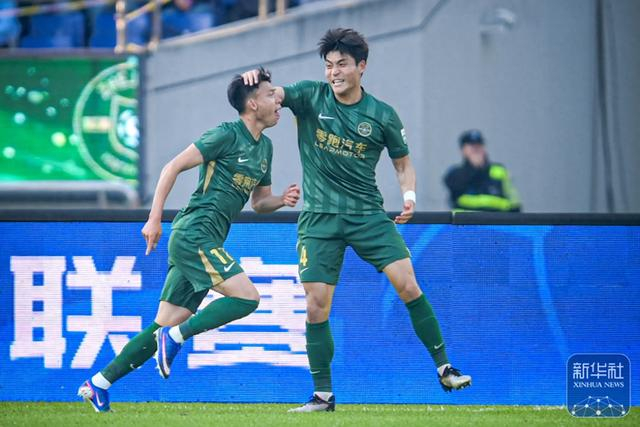 浙江绿城主场1-1战平申花 王钰栋破门特谢拉建功