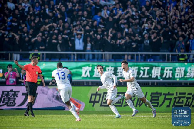 浙江绿城主场1-1战平申花 王钰栋破门特谢拉建功