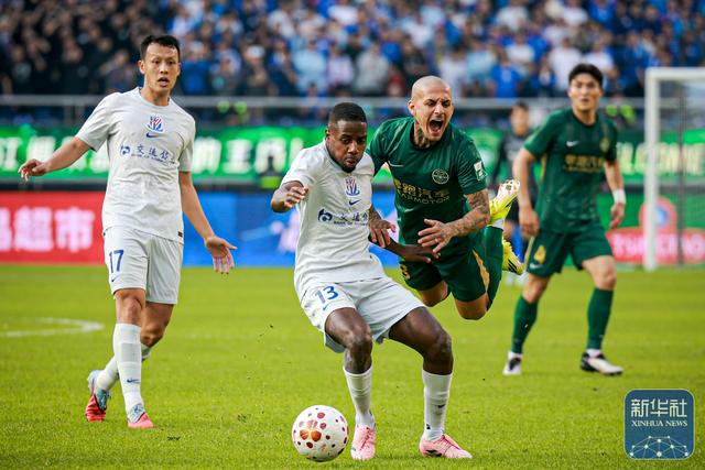 浙江绿城主场1-1战平申花 王钰栋破门特谢拉建功