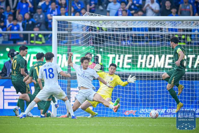 浙江绿城主场1-1战平申花 王钰栋破门特谢拉建功