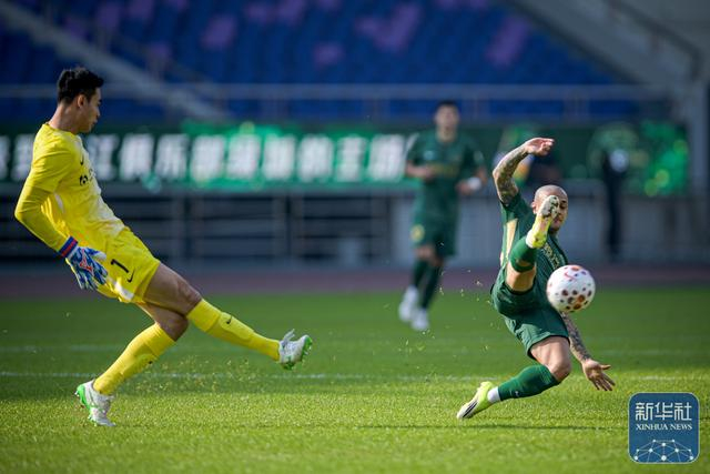 浙江绿城主场1-1战平申花 王钰栋破门特谢拉建功