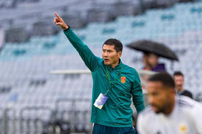 中国男足变阵三中卫迎战喀麦隆 强化防守应对强