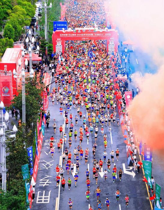 达州马拉松汇聚15000名跑友，打破四项赛会纪录再