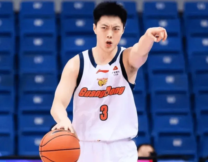 胡明轩末节爆发助广东险胜青岛 防守轮转成关键