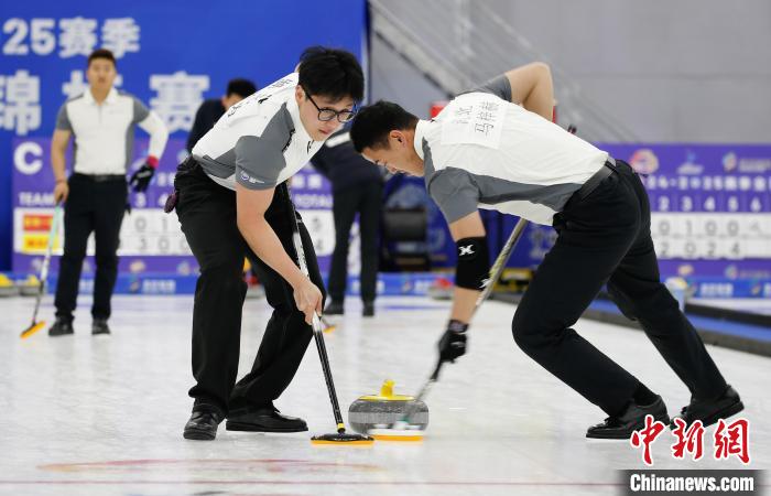 青海西宁开启全国冰壶锦标赛：60支队伍、200名以
