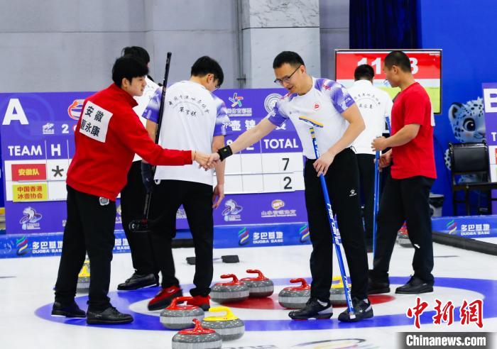 青海西宁开启全国冰壶锦标赛：60支队伍、200名以